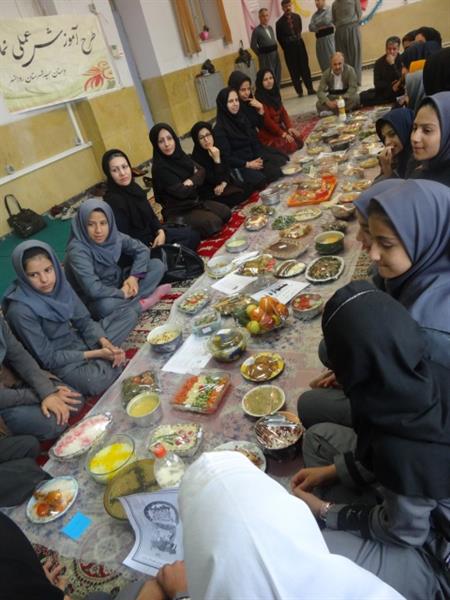 دانش آموزان دبستان دخترانه سمیه شهرستان روانسر  جشنواره غذای سالم برگزار کردند.