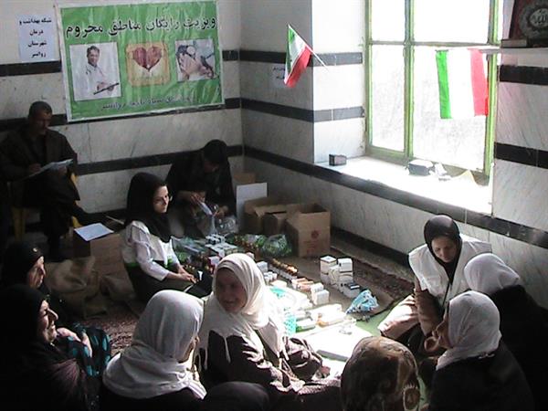 ویزیت رایگان و توزیع بسته بهداشتی و پمفلت های آموزشی در روستای محروم  به مناسبت دهه فجر