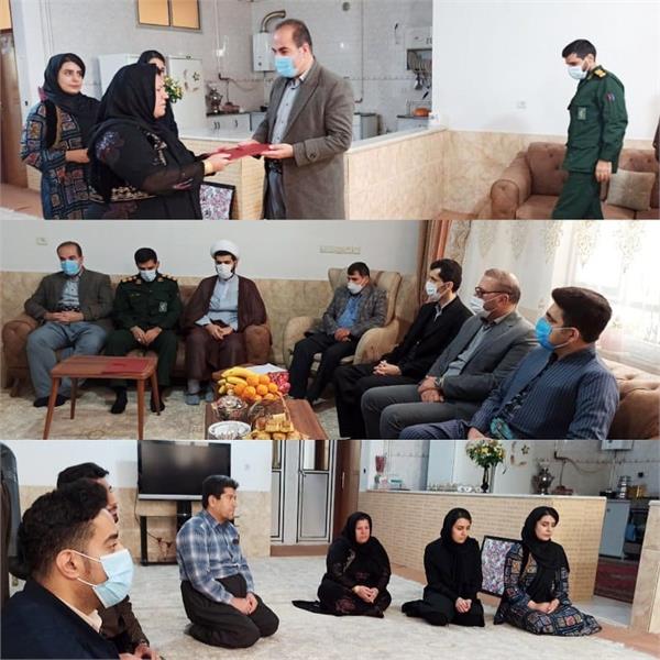 دیدار جمعی از مسئولین شهرستان با خانواده شهید مدافع سلامت عبدالرضا ویسی در هفته بسیج